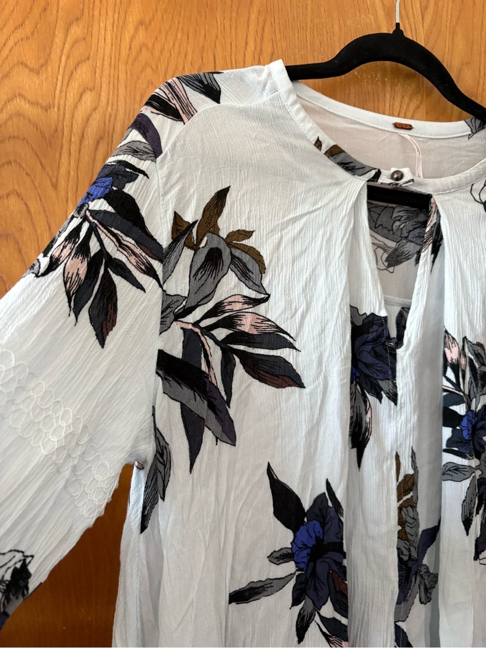 Free People Tree swing White Floral Button-Front Tunic with Navy Accents L - Picture 5 of 10
